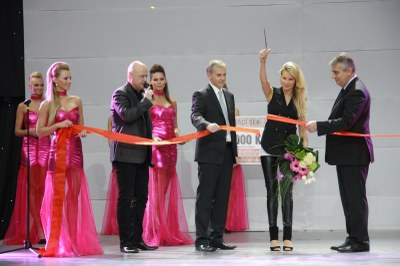 FOTO: Simona Krainová střihá pásku, vpravo náměstek Dalibor Madej