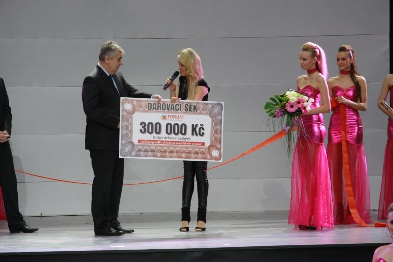 Dalibor Madej přebírá šek pro Fond pro děti ohrožené znečištěním ovzduší