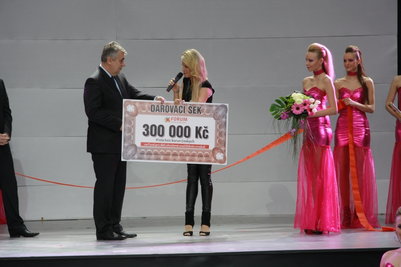 Dalibor Madej přebírá šek pro Fond pro děti ohrožené znečištěním ovzduší