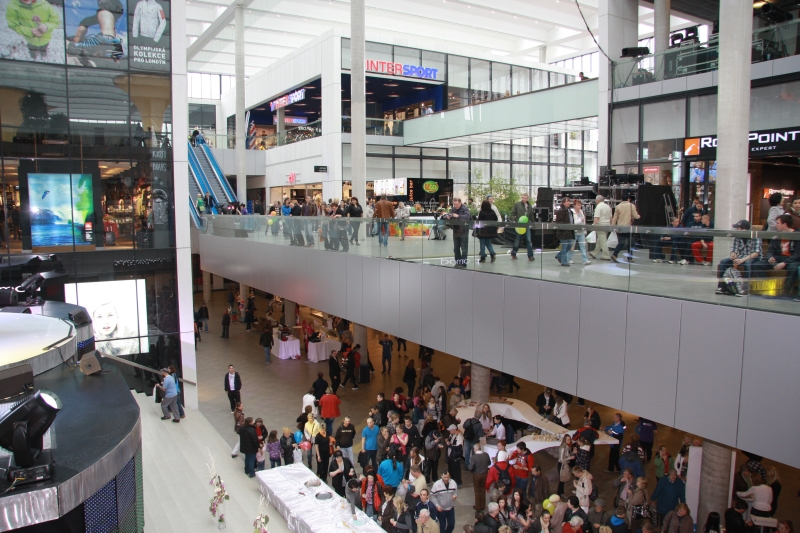 Pohled do velkolepě řešeného prostoru Fora Nová Karolina