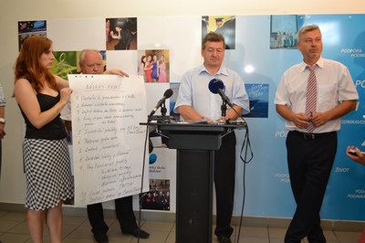 Primátor Petr Kajnar (vpravo) hovoří o prioritách pracovní skupiny. FOTO: H. Oborilová.