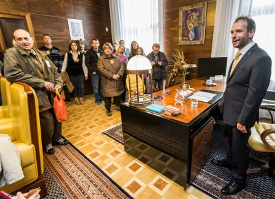 K překvapení mnoha návštěvníků akce je v pracovně primátora osobně vítal primátor Tomáš Macura. Foto: J. Zerzoň