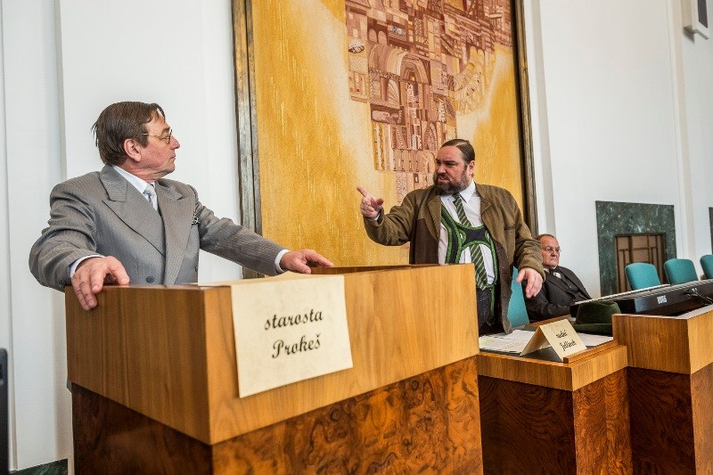 Starosta Prokeš při scénce herců NDM.