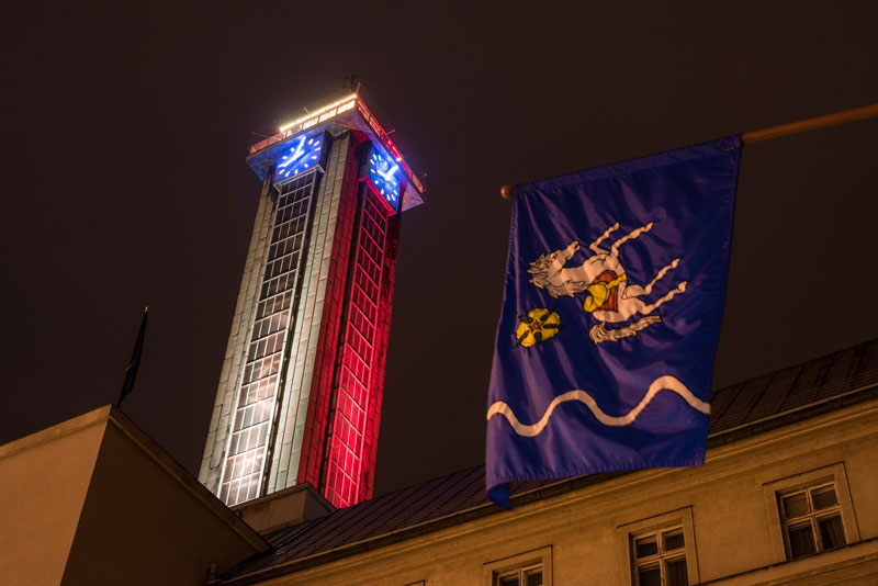 Radnice města Ostravy nasvícená v belgických barvách. Foto: L. Kaboň