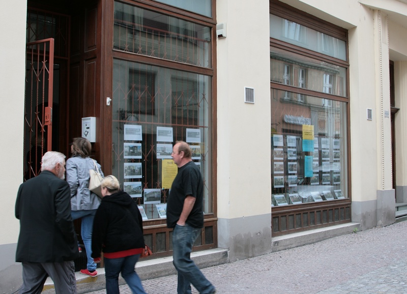 O projektu REFILL se lze dozvědět z materiálů ve výlohách prázdného objektu v Střelniční ulici. Foto: B. Krzyžanek
