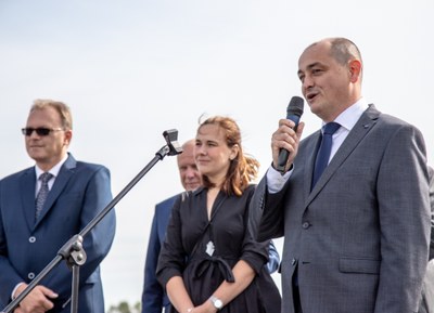 Náměstek primátora Ostravy Radim Babinec hovoří během slavnostního otevření silnice. Vedle něj naslouchají náměstkyně primátora Andrea Hoffmannová a starosta městského obvodu Hrabová Igor Trávníček. Foto: Adolf Horsinka 