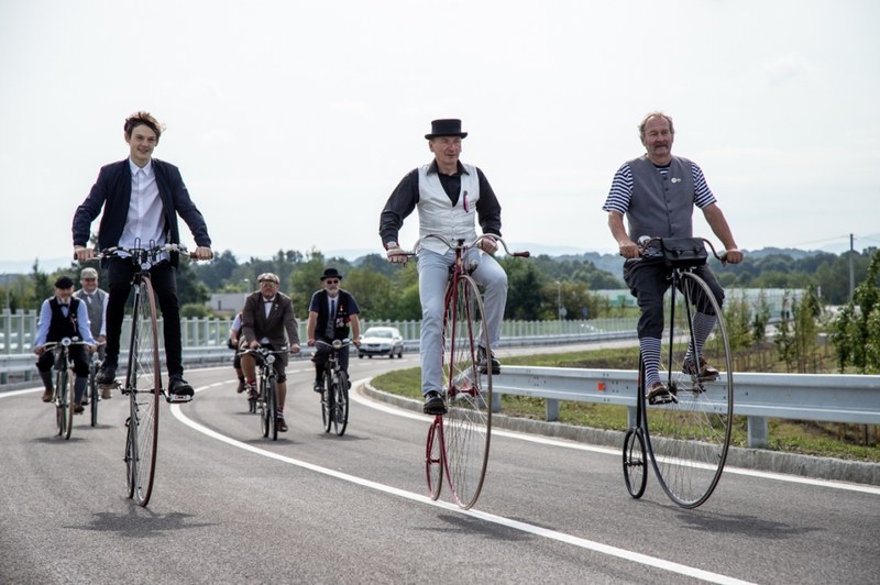 Jako první si silnici vyzkoušeli cyklisté z hrabovského Klubu českých velocipedistů. Jako první si silnici vyzkoušeli cyklisté z hrabovského Klubu českých velocipedistů.