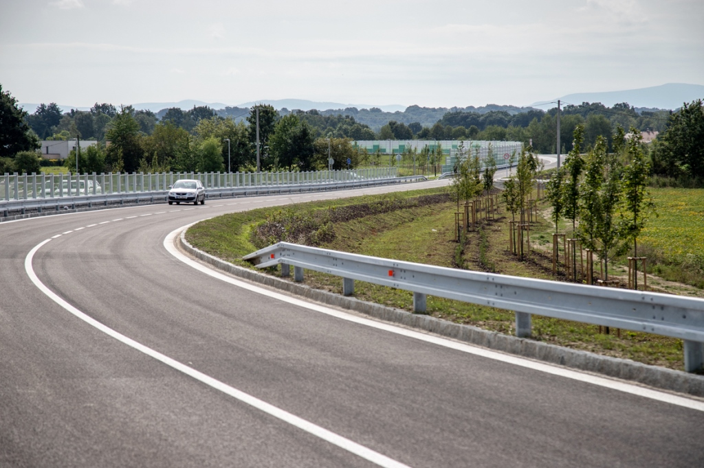 Nově postavená silnice zavede řidiče přímo na kruhový objezd v Hrabové. 