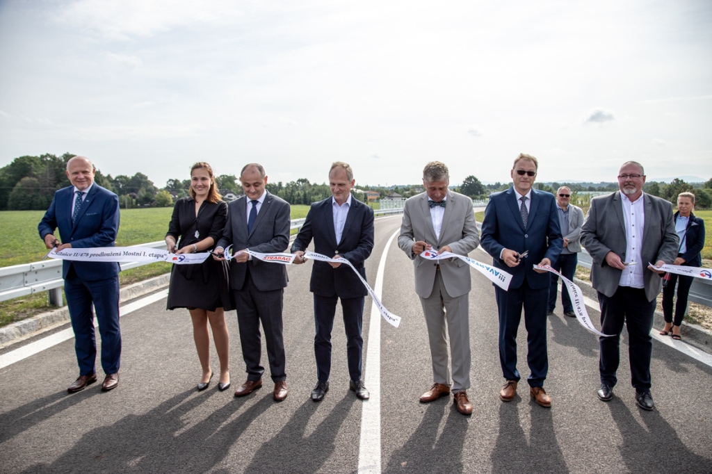 Přestřižení pásky otevřelo novou silnici pro veřejnost. 