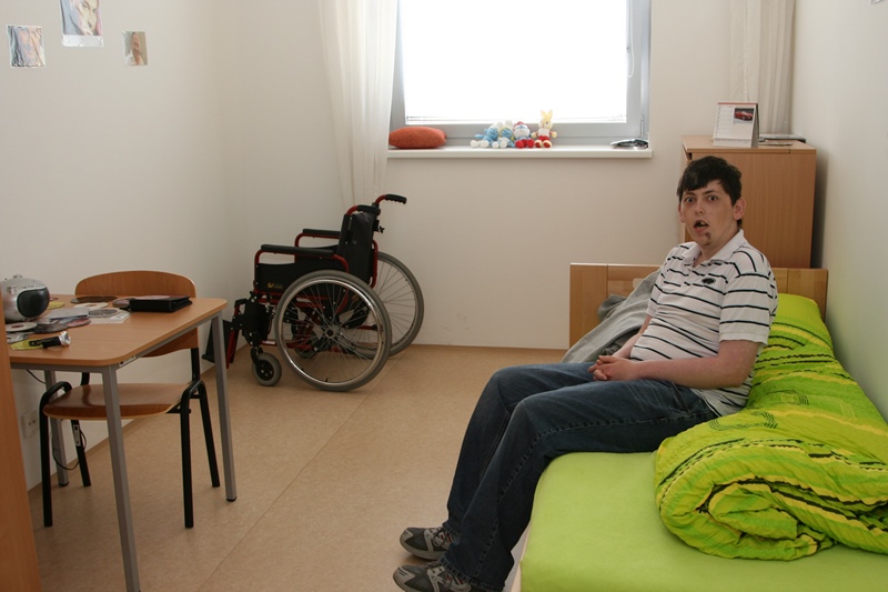 Postižený Vítek ve svém pokoji. 