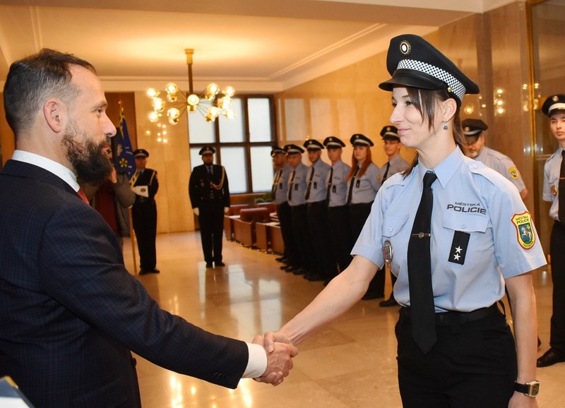 Noví strážníci složili slib do rukou primátora Noví strážníci složili slib do rukou primátora