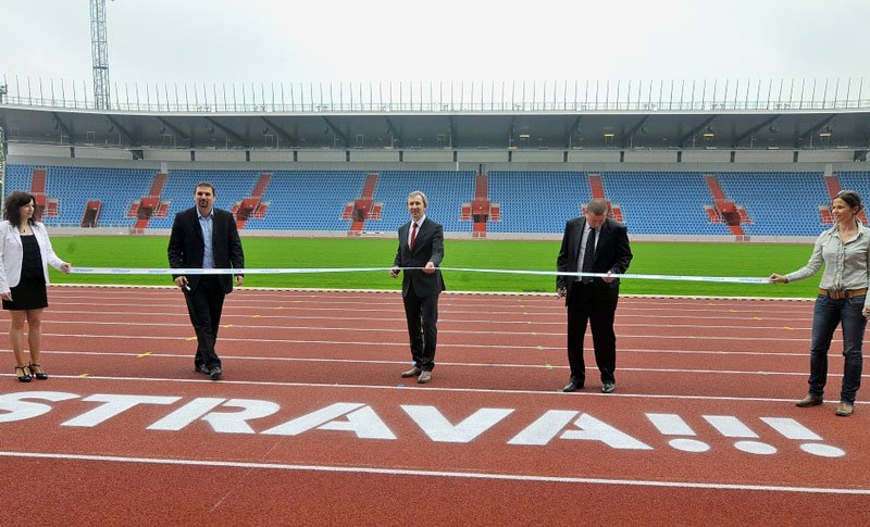 Tribunu předali do užívání (zleva) náměstci primátora M. Štěpánek, J. Hrabina a ředitel Vítkovice Aréna K. Vrubl.  Foto: J. Urban