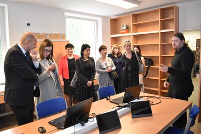 Slavnostního otevření učebny se zúčastnila náměstkyně primátora A. Hoffmannová (druhá zleva). Foto: René Stejskal.