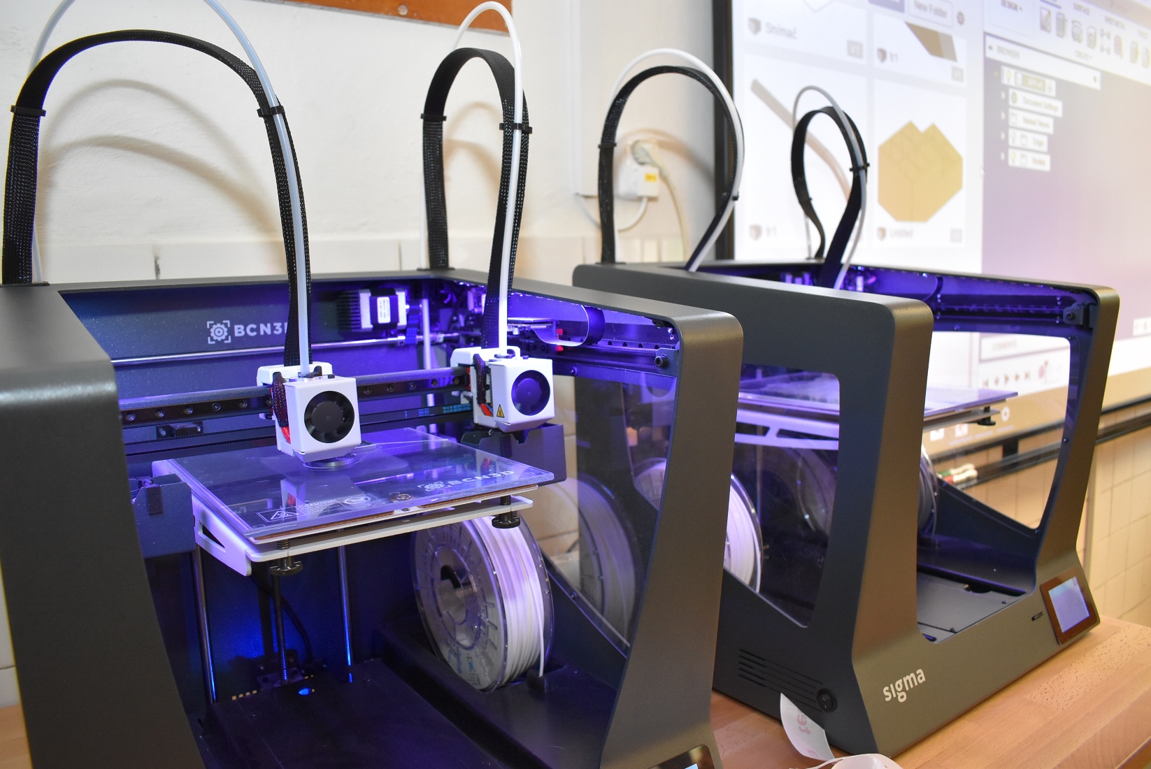 Mezi atraktivní vybavení učebny patří 3D tiskárny a skenery.