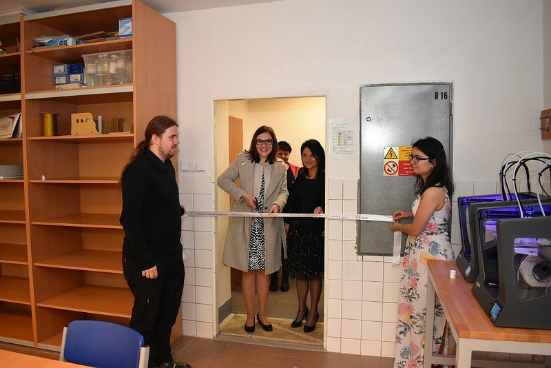 Náměstkyně primátora Andrea Hoffmannová stříhá pásku a otevírá novou učebnu. Náměstkyně primátora Andrea Hoffmannová stříhá pásku a otevírá novou učebnu.