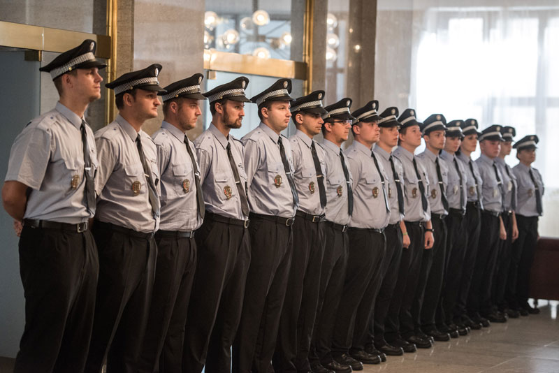„Slibujeme!“ Z čekatelů se stalo šestnáct nových příslušníků městské policie. Foto: L. Kaboň