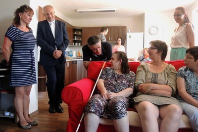 Náměstek primátora Zbyněk Pražák si prohlédl nové chráněné bydlení v Bronzové ulici ve Slezské Ostravě. Foto: J. Urban