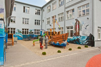 Dětské hřiště zdobí prolézačka ve tvaru lodě. SNÍMKY: Jiří Zerzoň