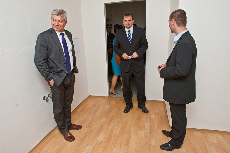 Nové prostory policistů si prohlédli primátor P. Kajnar i náměstek M. Štěpánek