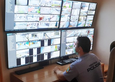 Strážník dohlíží na pořádek v ulicích prostřednictvím monitorů. Foto: MMO 