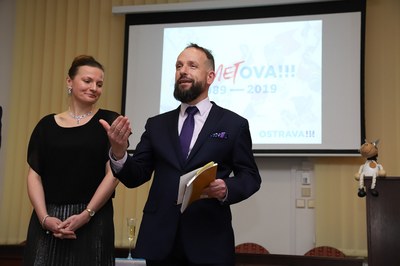 Ostravské kalendárium 2019 pokřtili primátor Tomáš Macura a ředitelka archivu Hana Šústková. Foto: Adolf Horsinka