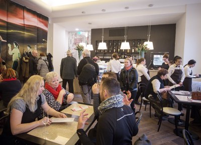 Interiér nově otevřené divadelní kavárny Národní dům. Foto: Lukáš Kaboň