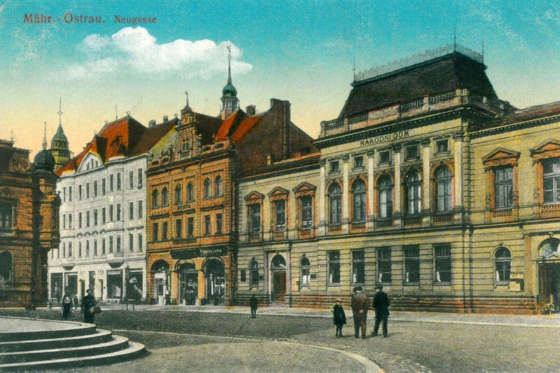 Národní dům na historické pohlednici z roku 1916. 