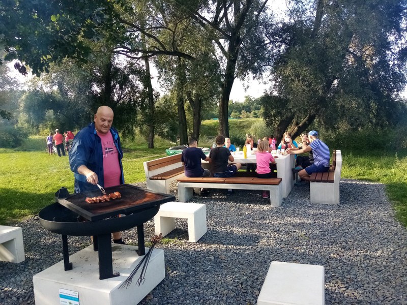 Nové piknikové místo s posezením a grilem vzniklo Na Honculi Nové piknikové místo s posezením a grilem vzniklo Na Honculi