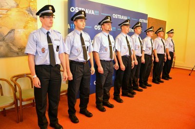 FOTO: Osm nových strážníků Městské policie Ostrava při slavnostním slibu. Snímky: P. Havránek