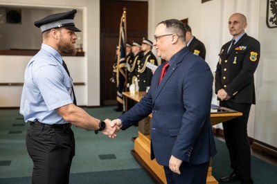 Strážníkům pogratuloval také primátor Jan Dohnal. Foto: Jiří Zerzoň
