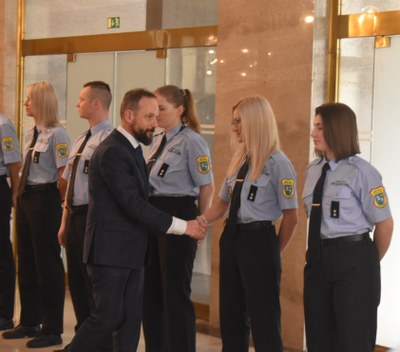 Primátor Tomáš Macura popřál novým strážníkům úspěšnou službu. Foto: MMO