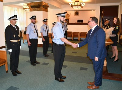 Noví strážníci skládají slib k rukám primátora Jana Dohnala. Foto: MMO