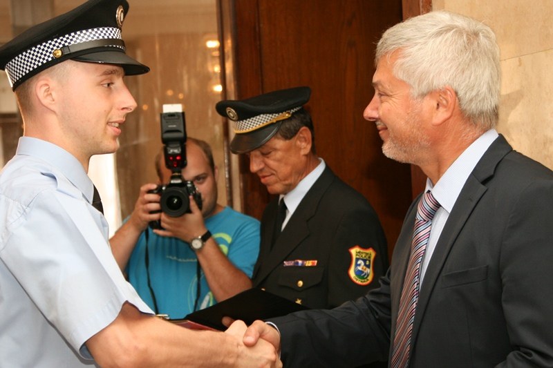 Slib strážníci potvrdili před primátorem Petrem Kajnarem.