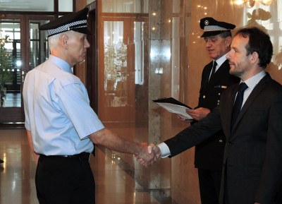 Strážníci potvrdili slib podáním ruky primátorovi Tomáši Macurovi. V pozadí ředitel Zdeněk Harazim. Foto: J. Urban