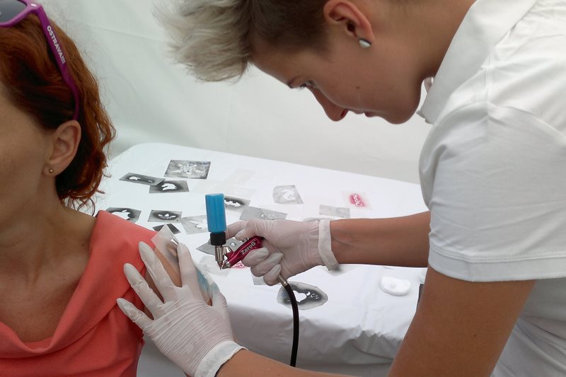 Mezi tradiční atrakce patří dočasné tetování.