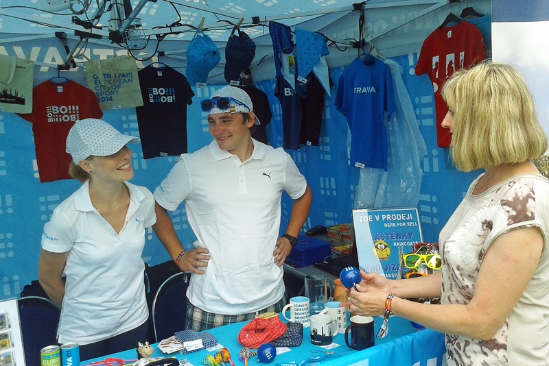 Stánek OIS nabízí suvenýry i potřebné informace.