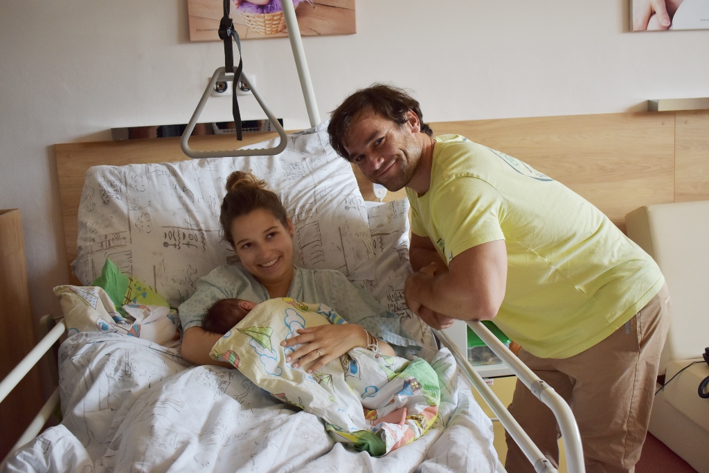 Prvním nájemníkem pokoje je kajakář Vavřinec Hradilek s přítelkyní Lucií a dcerou Sárou.