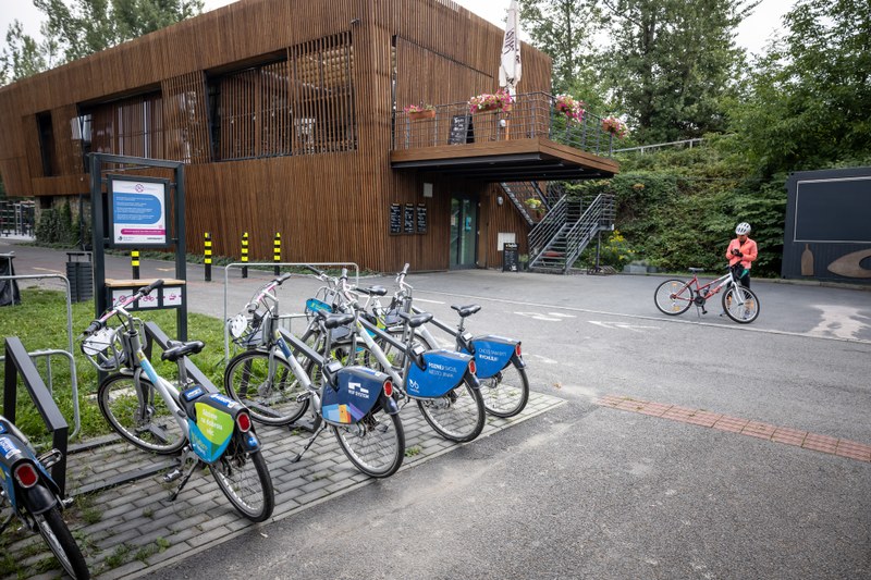 Novinkou ostravského bikesharingu je propojení s celoroční jízdenkou ODIS a znamená celkem 30 minut jízdy na kole zdarma Novinkou ostravského bikesharingu je propojení s celoroční jízdenkou ODIS a znamená celkem 30 minut jízdy na kole zdarma