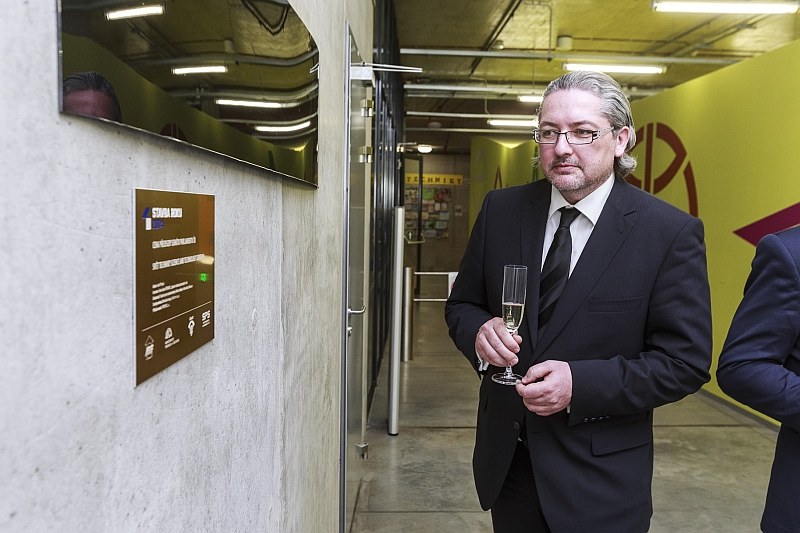 Slavnostního odhalení plakety se zúčastnil také náměstek primátora K. Bednář.