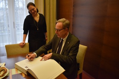 Fredrik Jörgensen při zápisu do městské pamětní knihy. Foto: MMO