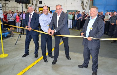 Primátor Petr Kajnar (vlevo) a představitelé firmy Caterpillar při otevření provozu. Foto: L. Vidlička