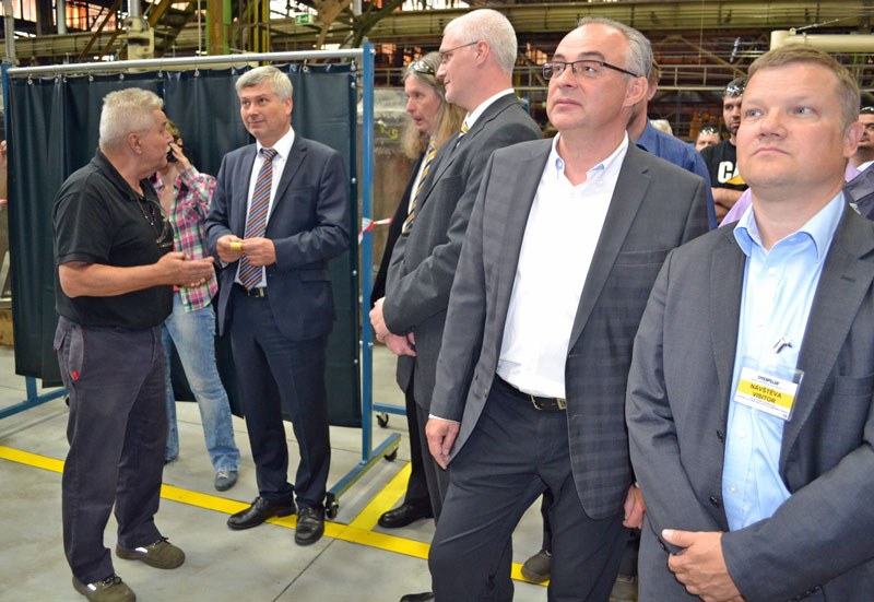 Při prohlídce poloautomatické linky