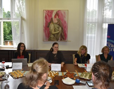 Tisková konference k zahájení školního roku 2026/27 za účasti radní Andrey Hoffmannové (uprostřed). Foto: MMO