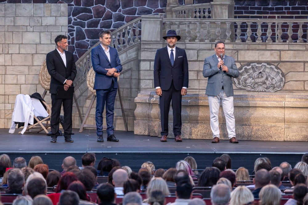 Ostravský primátor Jan Dohnal (s mikrofonem) zahajuje na Slezskoostravském hradě Letní shakespearovské slavnosti. Foto: Jiří Zerzoň Ostravský primátor Jan Dohnal (s mikrofonem) zahajuje na Slezskoostravském hradě Letní shakespearovské slavnosti. Foto: Jiří Zerzoň