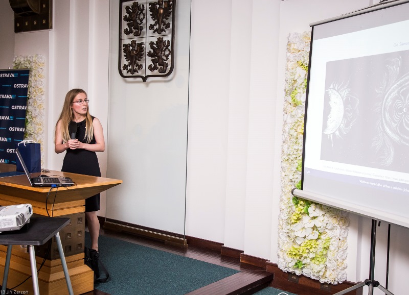 Tereza Ďurovcová při prezentaci výsledků svého výzkumu slunečního větru. Foto: J. Zerzoň Tereza Ďurovcová při prezentaci výsledků svého výzkumu slunečního větru. Foto: J. Zerzoň