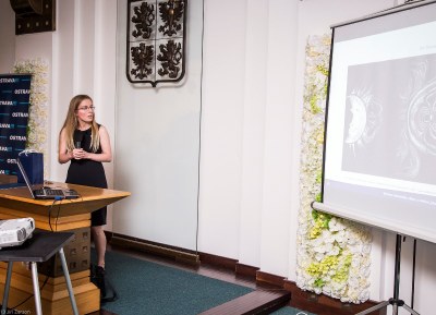 Tereza Ďurovcová při prezentaci výsledků svého výzkumu slunečního větru. Foto: J. Zerzoň