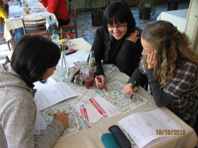 Na snímku disciplína Dopravní soutěže mladých cyklistů - práce s mapou