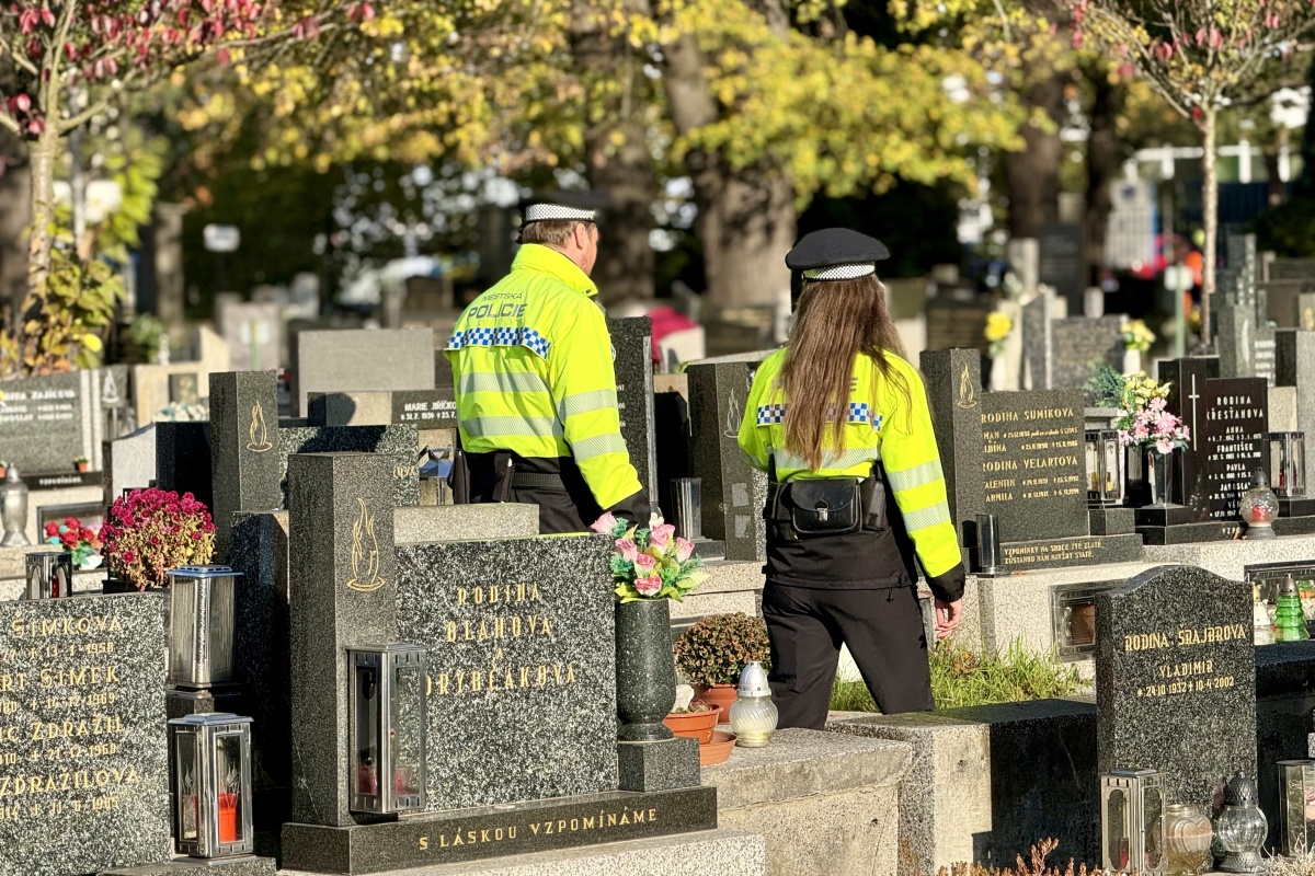 Hlídka strážníků na jednom z ostravských hřbitovů. Foto: MPO