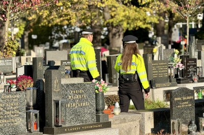 Hlídka strážníků na jednom z ostravských hřbitovů. Foto: MPO