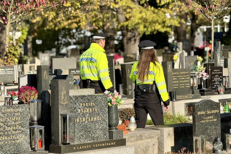 Hlídka strážníků na jednom z ostravských hřbitovů. Foto: MPO